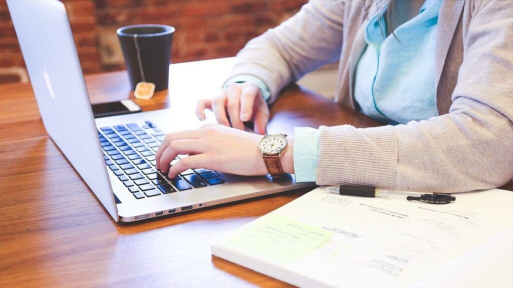 أفضل الوظائف من المنزل عبر الإنترنت للنساء